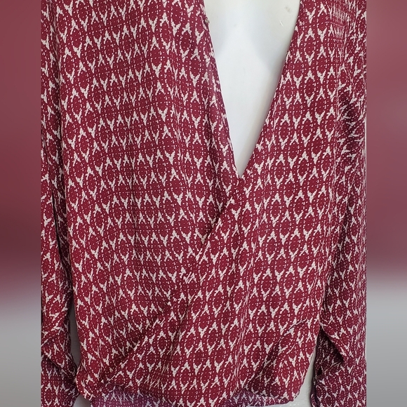 💚5/$25 Vince Camuto Red Oversized Draped Hi Lo Long Sleeve Blouse Size Medium - Picture 3 of 7